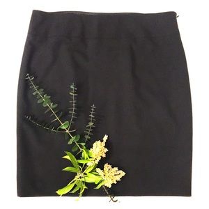 Elie Tahari Navy Pencil Polyester Skirt. Size 16.